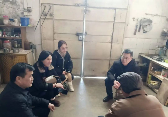 “麦子阿姨”的丈夫（戴帽子）接受慰问走访（受访者供图）