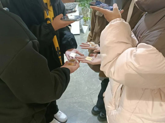 组团来买的年轻人