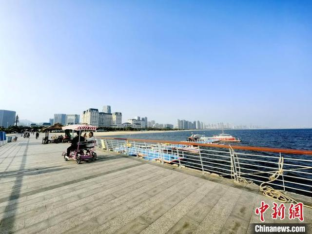 图为游客在厦门环东浪漫线骑行游玩。中新网记者 林永传 摄