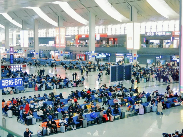 △2025年1月11日，兰州西站迎来节前客流高峰。