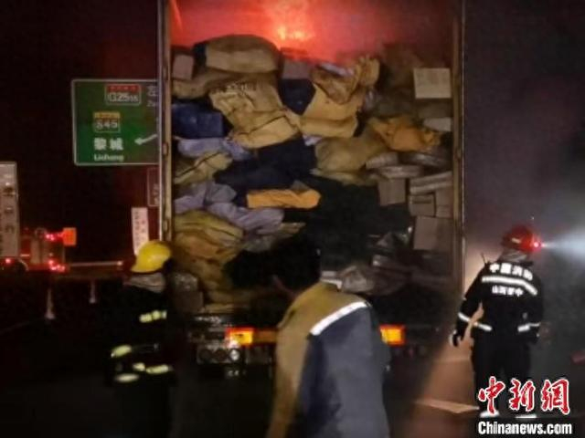 物流车车厢里首次出现明火瞬间。李佳宣 摄