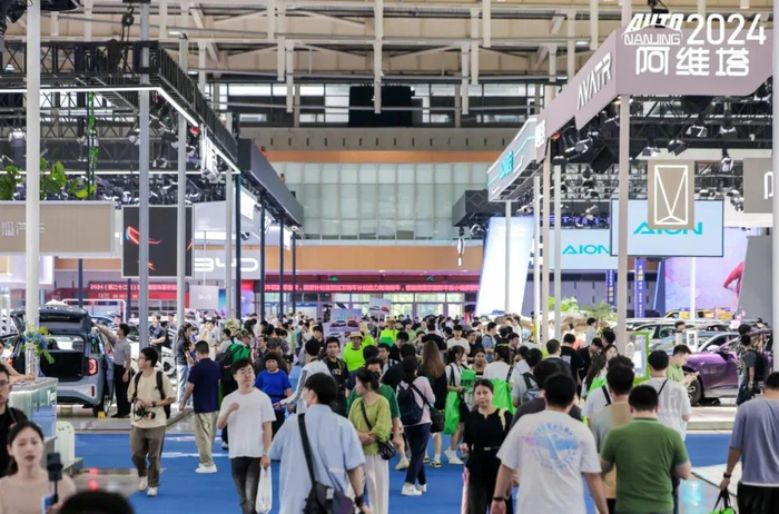 2024南京国际汽车展览会现场。