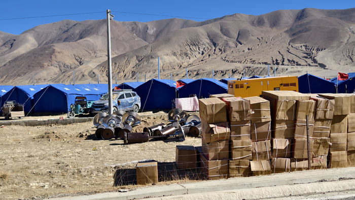 长所乡救灾物资码放