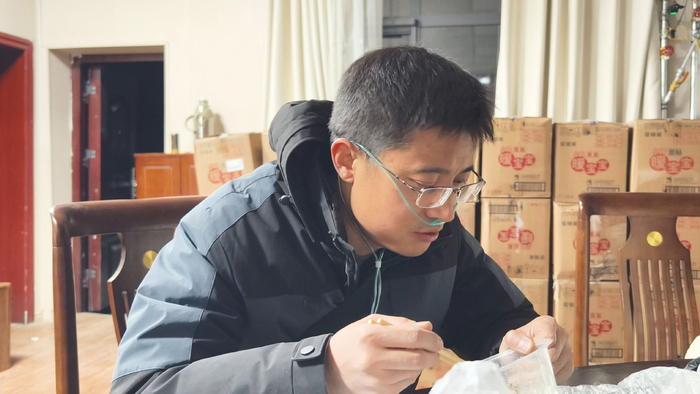 医生李学慧忙完当天手术，晚10点吸氧吃饭和妻子通电话报平安。本文图片均来自澎湃新闻