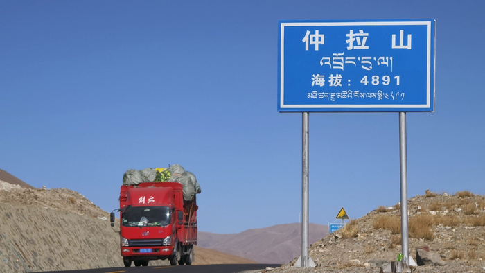 翻越海拔4891米的救灾物资运输车队
