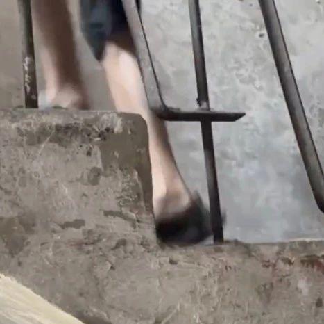 妻子全身赤裸死在前夫家中，丈夫拒付丧葬费被丈母娘告上法庭……