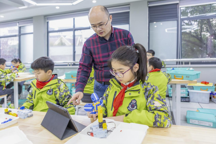 培养未来人才,浙江省中小学推动人工智能教育进校园|杭州市|温州市|绍兴市|舟山市|杭州师范大学_新浪新闻
