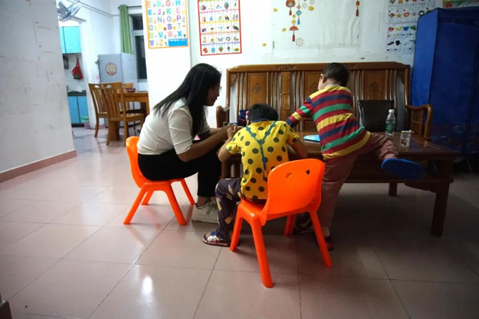 好姐在家庭中走访。（图/花瓢白 摄）