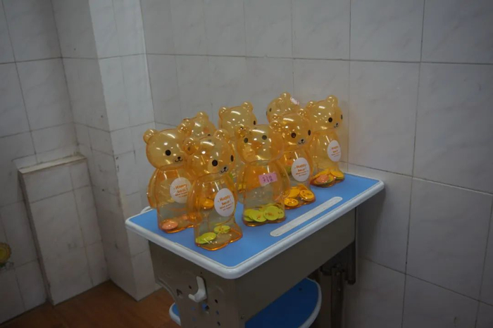 每个上辅导班的孩子都有一个“存钱罐”，表现好可以得到奖赏，换取零食、玩具等。（图/花瓢白 摄）