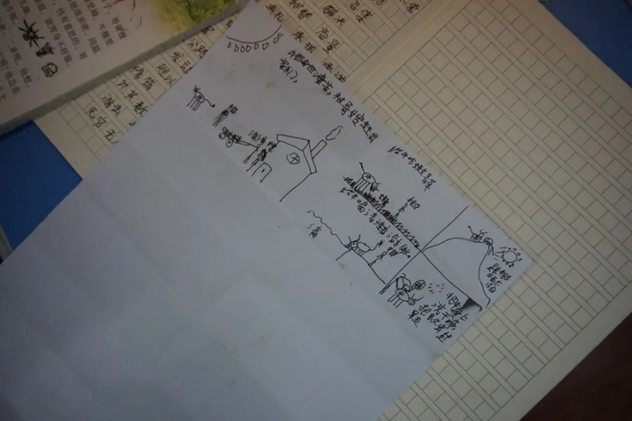 一个模拟家庭里的孩子自创的连环画。（图/花瓢白 摄）