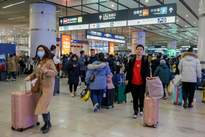 ▲旅客在车站携带行李出行。新京报记者 王子诚 摄