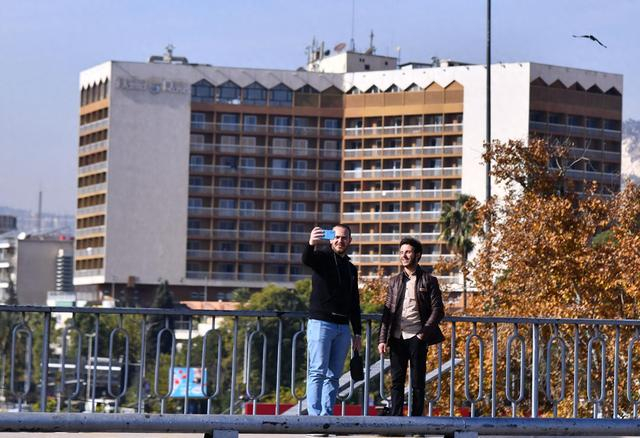 这是2024年12月10日拍摄的叙利亚大马士革街头。新华社发（阿马尔·萨法尔贾拉尼摄）