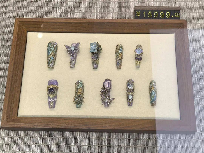 ● 以《只此青绿》舞绘的《千里江山图》为创作元素的穿戴甲，售价在一副15999元。图片来源：扬子晚报