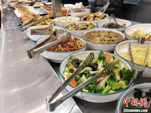 长春市朝阳区盛宝粥店西朝阳路店内的丰富菜品。谭伟旗 摄