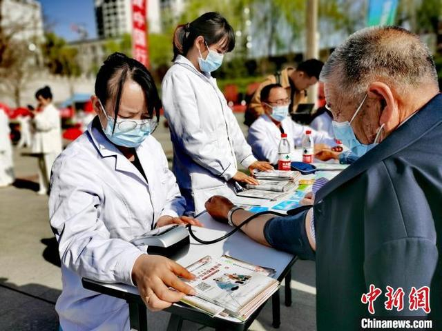 资料图为医务人员在基层义诊。张添福 摄