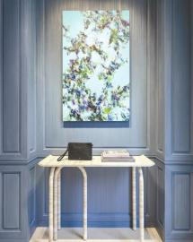 　　全新精品店内一隅，墙上绘画作品由中国香港艺术家周肃磐创作。