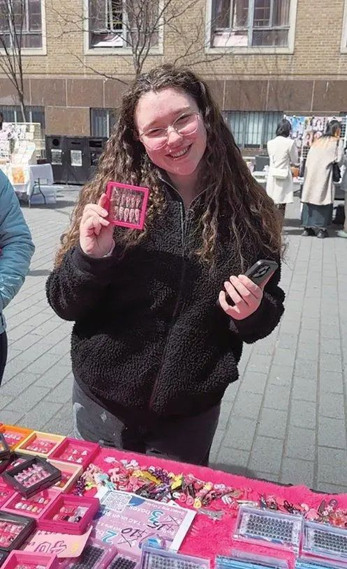 ● 外国街头购买穿戴甲的小姐姐。图片来源：环球时报