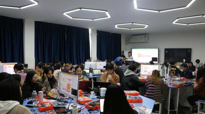 培养未来人才，浙江省中小学推动人工智能教育进校园|杭州市|温州市|绍兴市|舟山市|杭州师范大学_新浪新闻