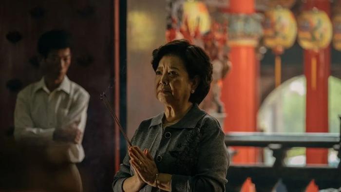 沉迷“拜佛”的母亲和她无处托付沉重人生 | 人间