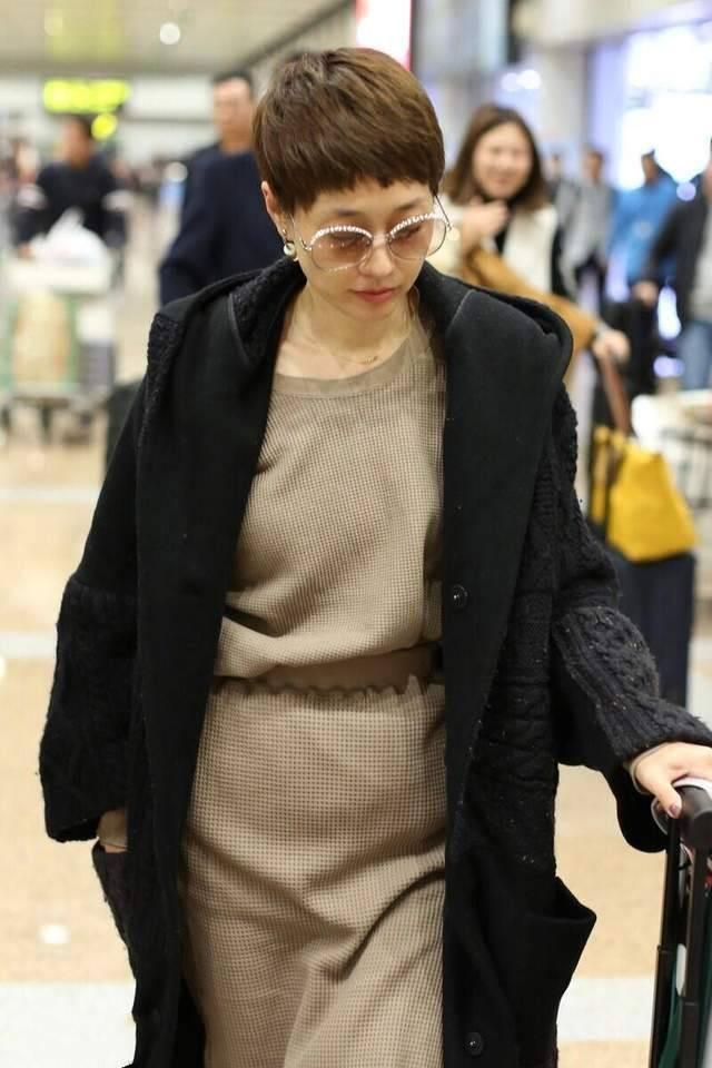 马伊琍恋爱后满面春风,新剪了短发穿大衣 半裙,美得像换了个人