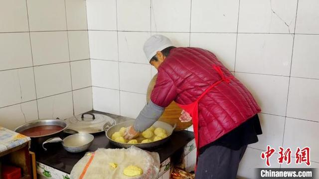 图为杨宝英正在制作黄馍馍。 白腾 摄
