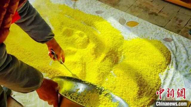 图为村民正在处理食材。 白腾 摄