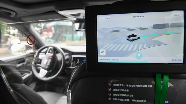 图为无人驾驶车辆行驶在深圳市坪山区的道路上