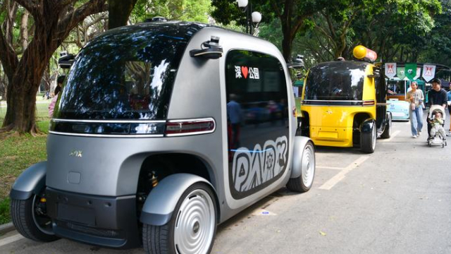 图为无人驾驶观光车、零售车