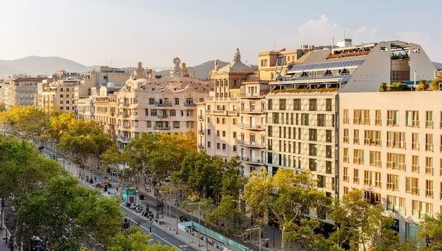 西班牙加泰罗尼亚，格拉西亚大道和巴塞罗那市中心。来源：视觉中国