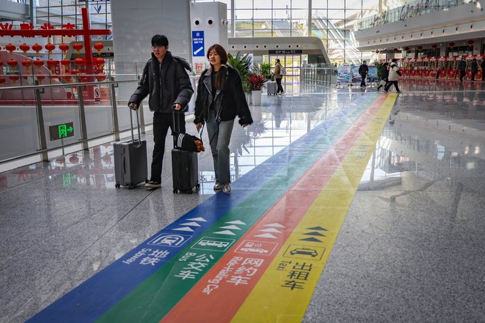 北京朝阳站枢纽内设有彩虹地贴，方便旅客寻找换乘交通工具的线路。新京报记者 王远征 摄