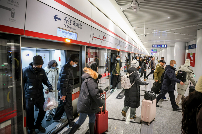 1月14日下午，旅客乘坐地铁3号线抵达北京朝阳站。 新京报记者 王远征 摄