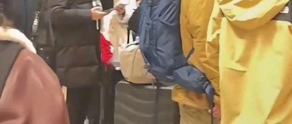 网友出国旅游一抬头全是中国人，评论区：中国人地球gai溜子实锤