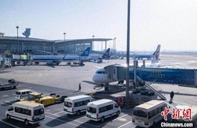 春运期间加密多条航线。杨凯元 摄