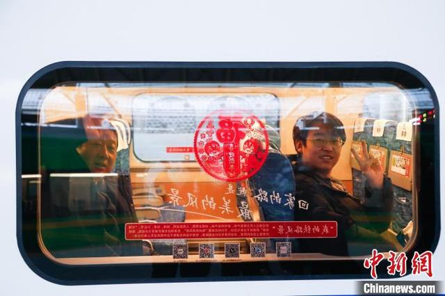 1月14日，旅客在西宁火车站乘车出行。中新社记者 马铭言 摄 