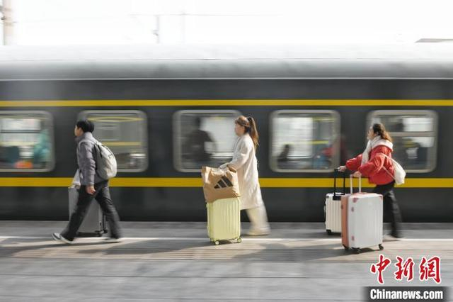 图为旅客在站台赶火车。中新社记者 杨华峰 摄