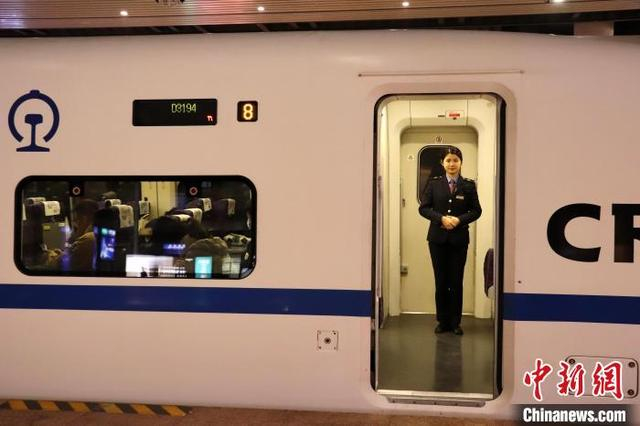 图为动车组上的乘务员。锦阳 摄