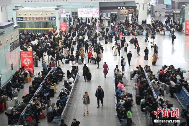 1月14日，在合肥南站，旅客准备乘车出行。 中新社记者 韩苏原 摄