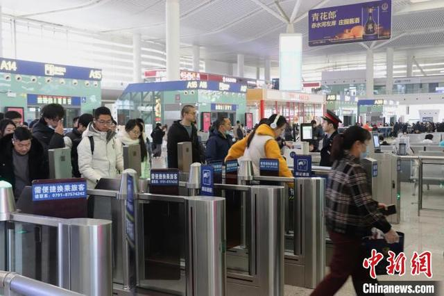 图为正在检票的乘客。熊锦阳 摄