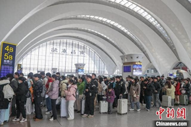 图为1月14日，江西南昌东站，旅客在候车大厅内排队候车。刘力鑫 摄