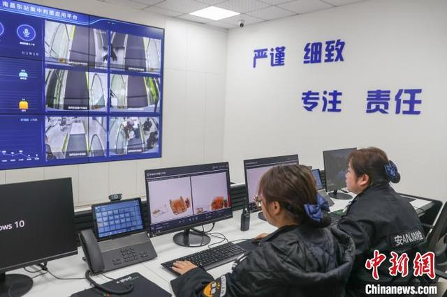 图为1月14日，江西南昌东站，工作人员在集中判图室进行违禁物品研判。刘力鑫 摄