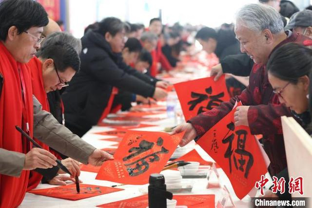 图为书法家现场为旅客书写“福”字。中新社记者 泱波 摄 