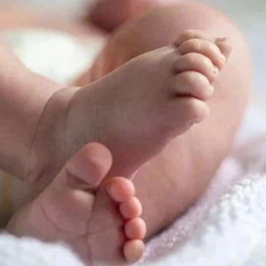 以为孩子只是脚肿，但医生说这个病无法治愈……