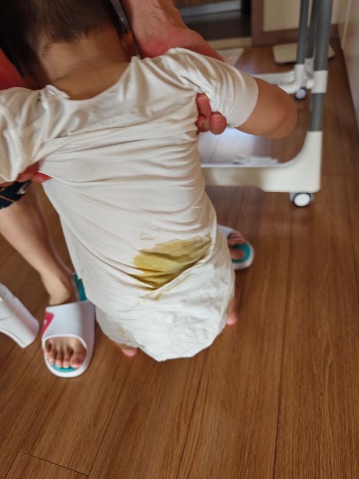 大小姐好不容易吃完喝完，把她放爬行垫上休息一下，就几分钟没注意…