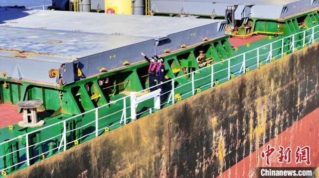 平潭边检站移民管理警察登轮开展船体检查。 白志斌 摄