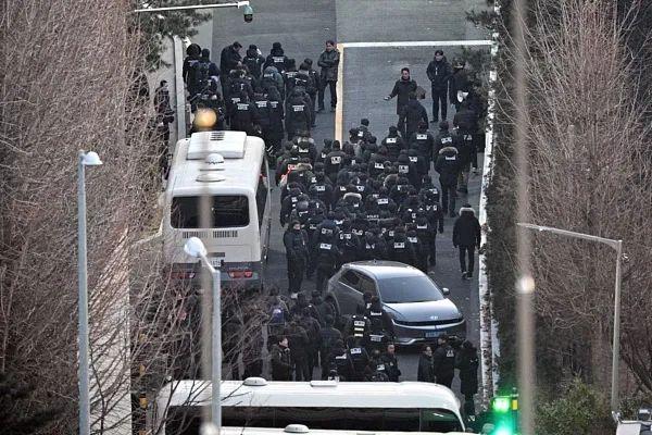 △15日，韓國警方執(zhí)行尹錫悅逮捕令