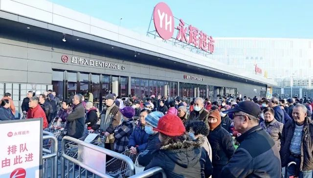 永辉超市福州奥体店开业时，门外排队情况。（永辉供图）