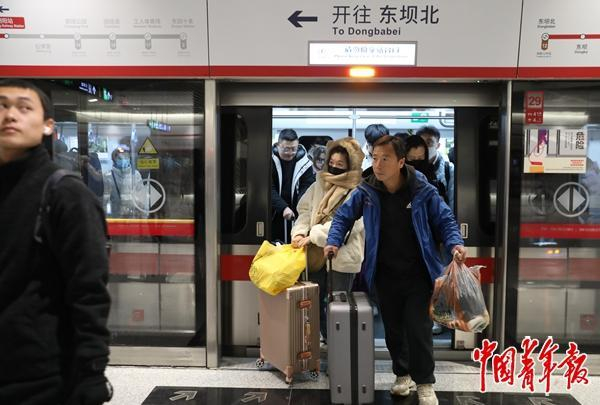 1月14日，北京地铁3号线朝阳站，旅客下车准备去高铁朝阳站乘车。中青报·中青网记者 陈剑/摄