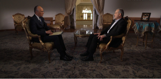 伊朗总统佩泽希齐扬在首都德黑兰接受NBC新闻记者莱斯特·霍尔特独家采访。图为采访视频截图