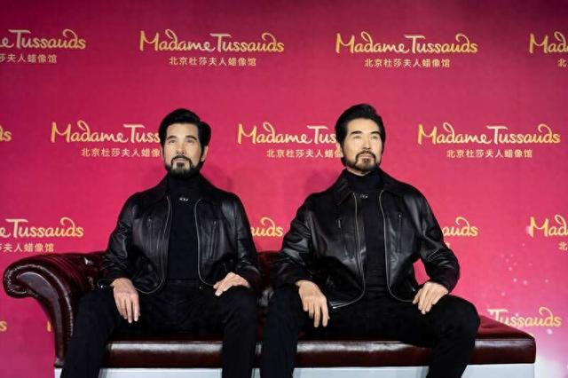 费翔与蜡像。主办方供图