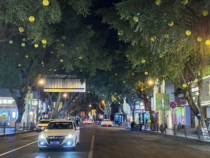 数百米街道上悬挂黄灯笼上百个（杜卓滨 摄）